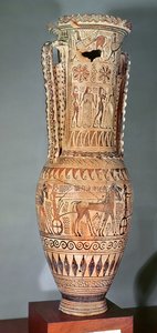 Loutrophoros que representa una esfinge, varias figuras y un desfile de carros, Proto-Ático, c.690 a.C. de Greek